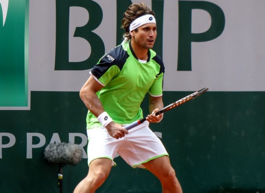 Tennis player in Green shirt and white pant playing in BNP Paribas